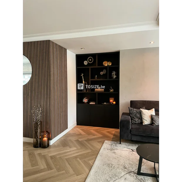 Buffet noir avec portes et compartiments ouverts