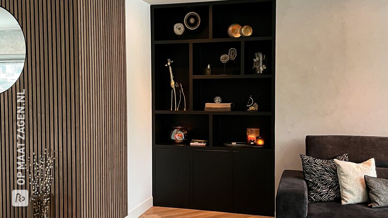Een TOSIZE furniture vakkenkast op maat geschilderd in mat zwart, door Kim