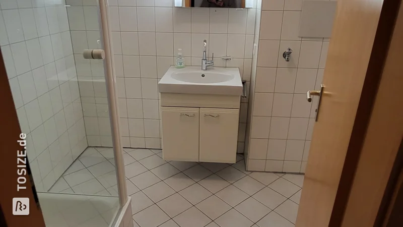 Ein Badezimmer-Aufbewahrungselement aus wasserdichten Okoume-Sperrholzplatten, von Monika