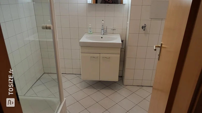 Un meuble de rangement pour salle de bain en panneaux de contreplaqué okoumé imperméable, par Monika