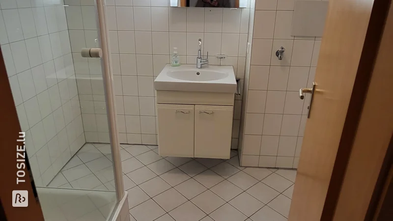 Un meuble de rangement pour salle de bain en panneaux de contreplaqué okoumé imperméable, par Monika