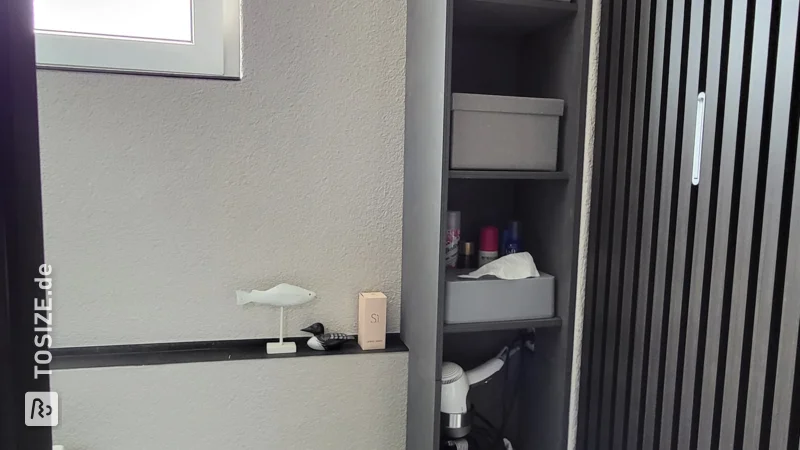 Ein Badezimmer-Aufbewahrungselement aus wasserdichten Okoume-Sperrholzplatten, von Monika