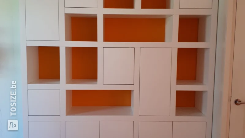 Armoire blanche à compartiments sur mesure, par Maaike et Pieter Bas