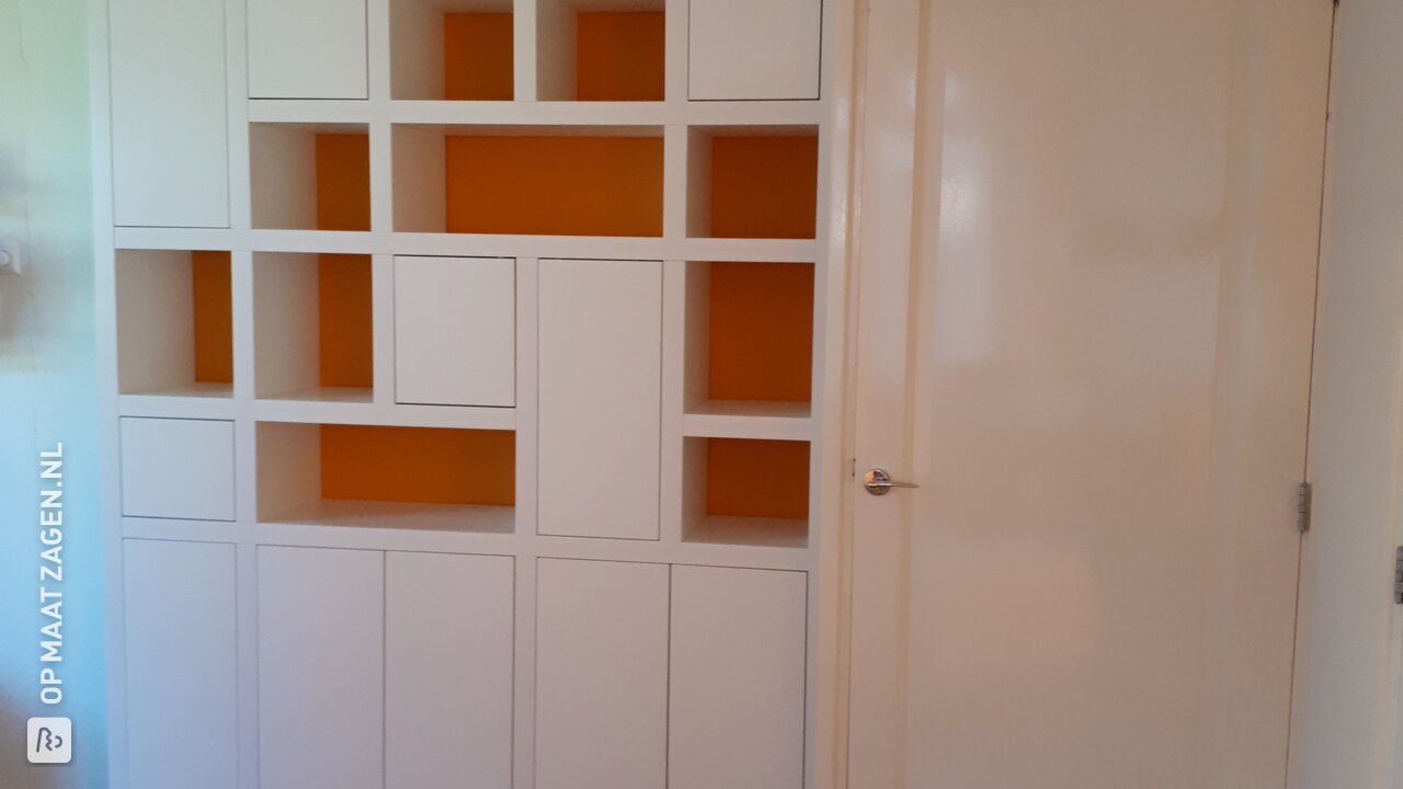 Witte kast met veel vakken op maat gemaakt, door Maaike en Pieter Bas