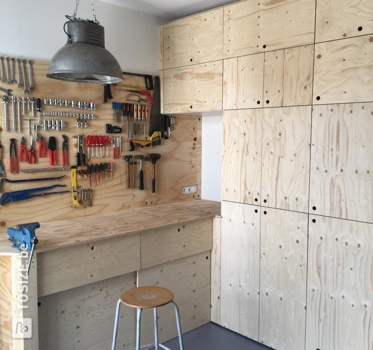 Kastenwand met geïntegreerde werkbank, door Jeroen