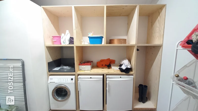 Un espacioso armario casero para el lavadero, de Danny