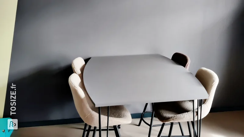 Une table à manger faite maison en forme de tonneau en MDF, par Dennis