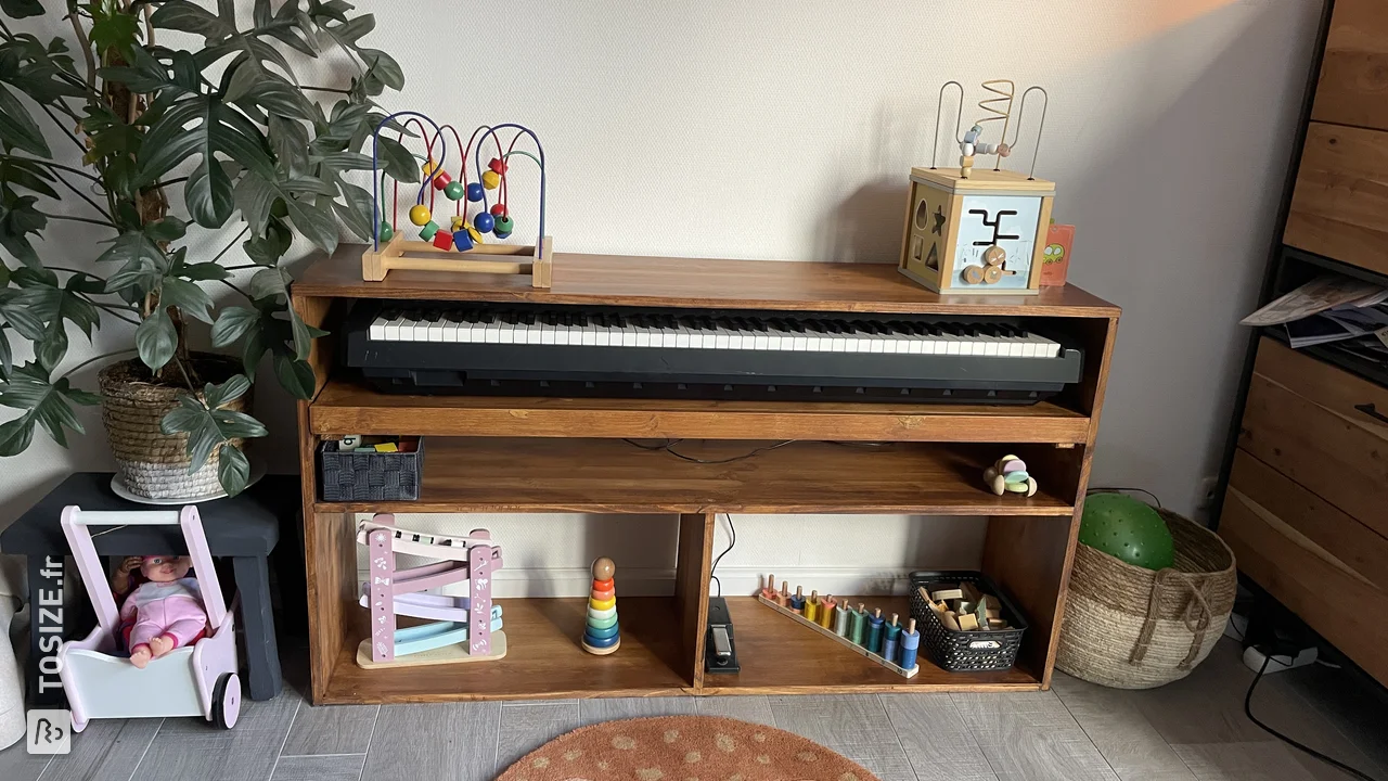 Petit meuble coffre simulant un piano d'enfant en bois l…