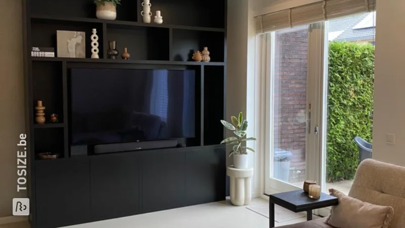 Symmetrisch TV-meubel van MDF zelf zwart geschilderd, door Jaimy