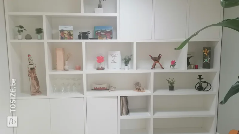 Wandkast met speelse indeling op maat, door Ellen