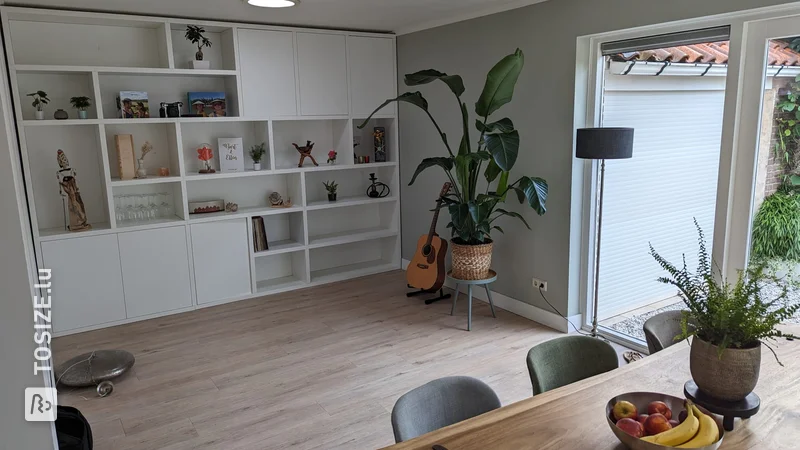 Wandschrank mit verspieltem individuellem Layout von Ellen