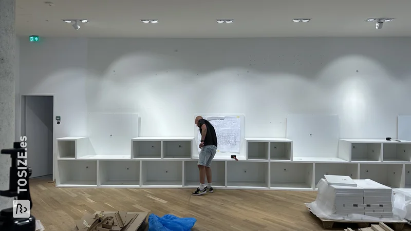 Armario de pared de 10 metros de largo de TOSIZE Furniture estanterías, de Frank de Labels for Little Ones