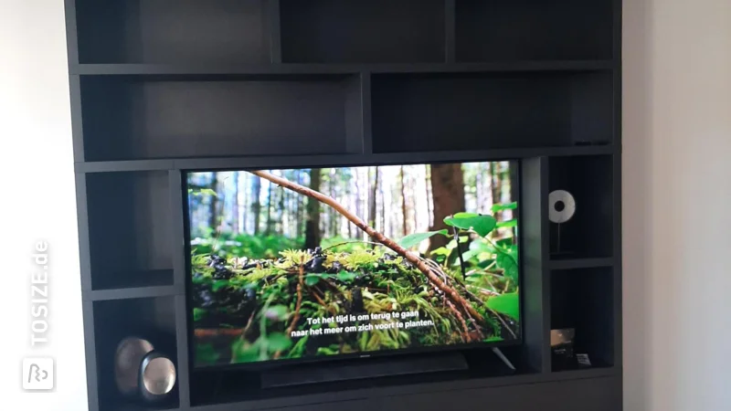 Beliebtes Design: Hoher TV-Schrank mit Struktur aus schwarzer Eiche von Danny
