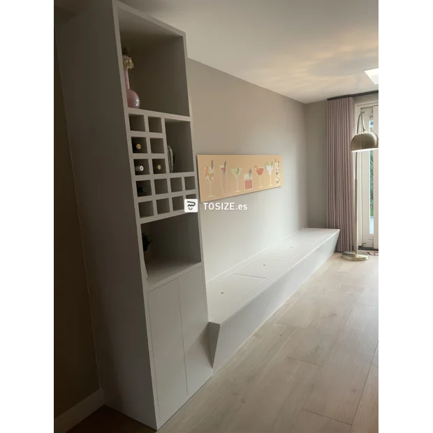 Armario de pared blanco con puertas y compartimentos abiertos