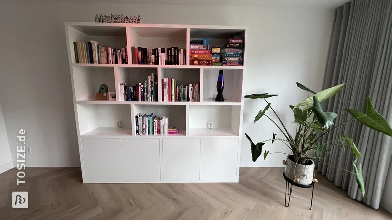 Bücherregal im Wohnzimmer aus MDF, selbstbemalt! Von Iris