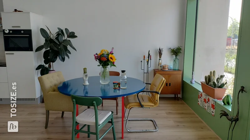 Mesa redonda con tablero de MDF sobre base IKEA Melltorp, de Max
