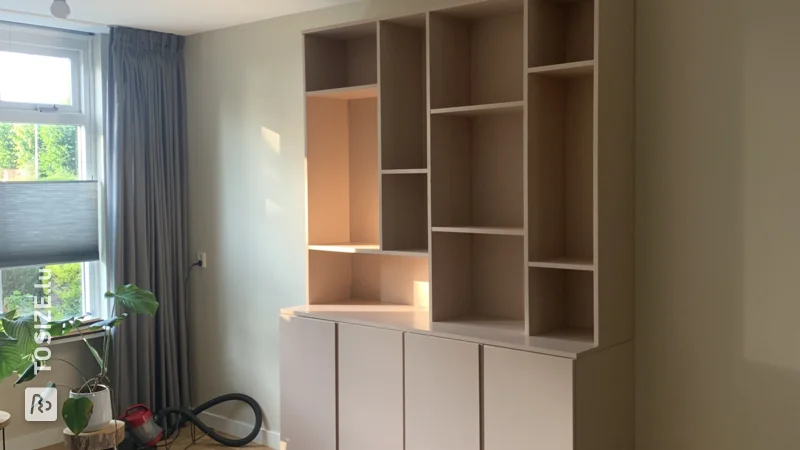 Selbstgemachter Wandschrank aus Fichtenholz und einem Sockel aus dem Ivar-Schrank von IKEA von Eva