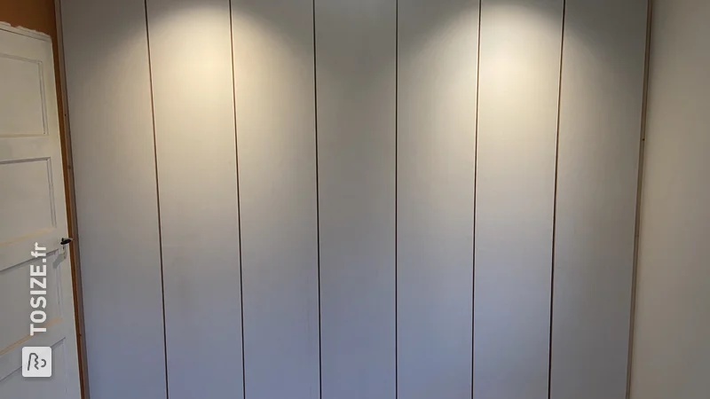 Une spacieuse armoire encastrée sur mesure faite maison en MDF, par Pieter