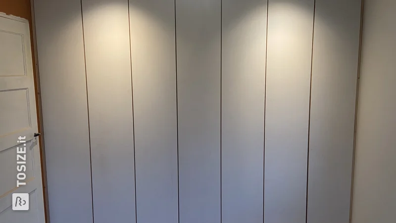 Uno spazioso armadio a muro personalizzato fatto in casa in MDF, di Pieter