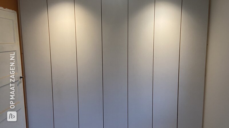 Een ruime zelfgemaakte maatwerk inbouwkast van MDF, door Pieter