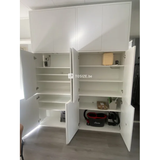 Armoire blanche avec portes et compartiments ouverts