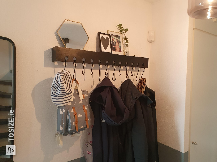 DIY: Make your own coat rack and wall cupboard for the hall, by Stijn