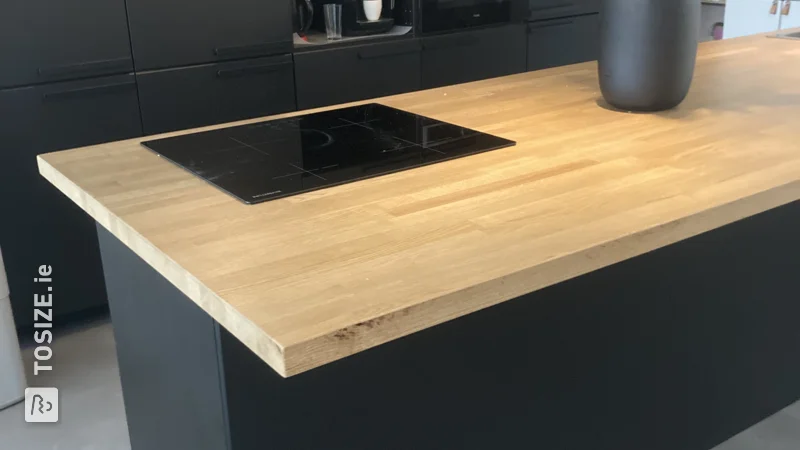 Chic self-made counter top made of oak carpentry panel, by Bas