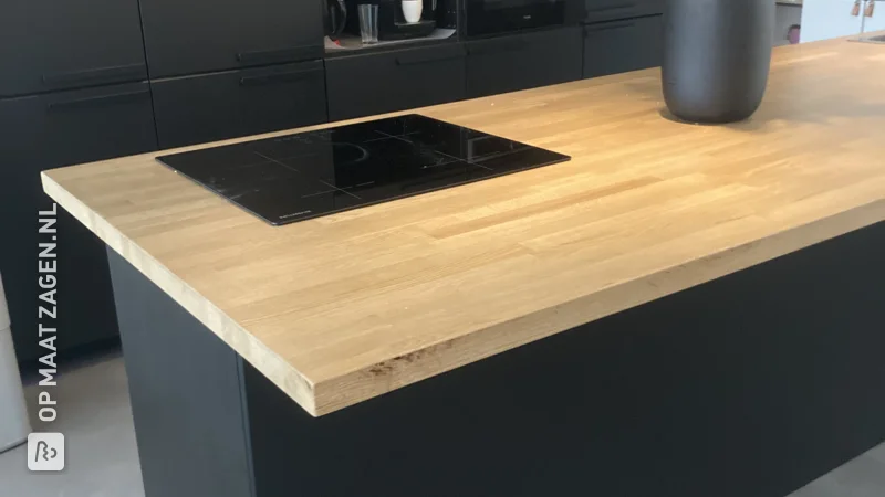 Chic self-made counter top made of oak carpentry panel, by Bas