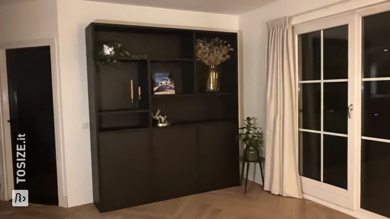 La credenza perfetta realizzata con pannelli per mobili in rovere nero, di Michelle