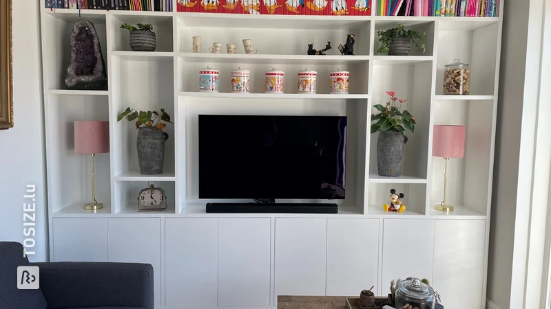 Schrank mit Fernseher im Wohnzimmer mit TOSIZE-Möbeln von Daniëlle 