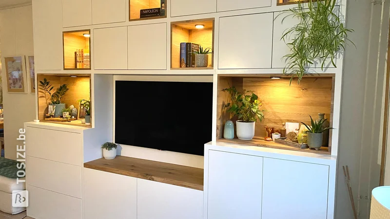TV-meubel op maat met zelfgemaakte eikenhout inzetvakken, door Susanne