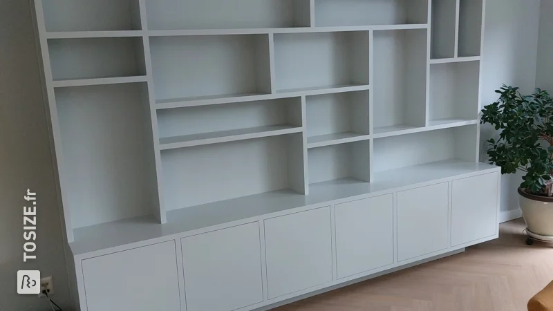 Un meuble étagère TOSIZE avec différentes profondeurs, par Ruud