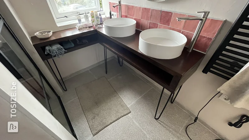 Modern open badkamermeubel voor twee wastafels, door Marcel