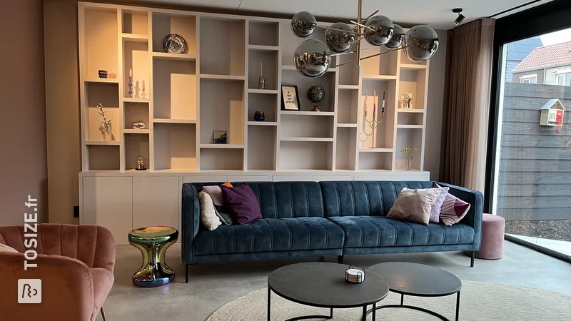 Une grande armoire TOSIZE Furniture rose clair - par Evert et Mariëlle
