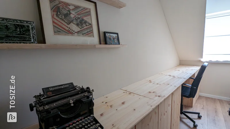 Ein großer Schreibtisch aus individuell gesägter Tischlerplatte aus Kiefernholz von Jente