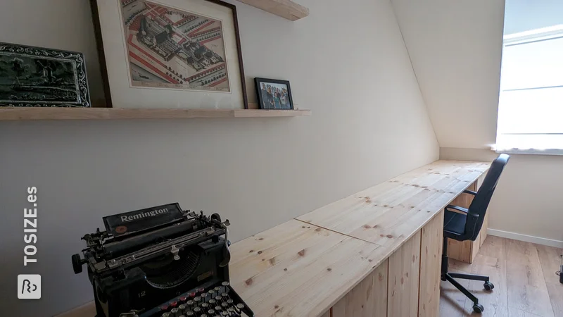 Un gran escritorio realizado con panel de carpintería de pino aserrado a medida, de Jente