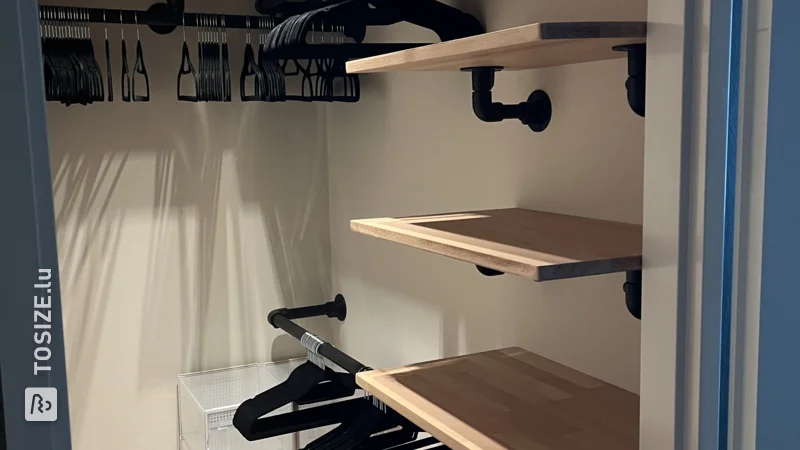 Walk-in closet refurbished with beech carpentry panels and shelves, by Carmen