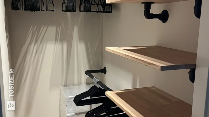 Walk-in closet refurbished with beech carpentry panels and shelves, by Carmen