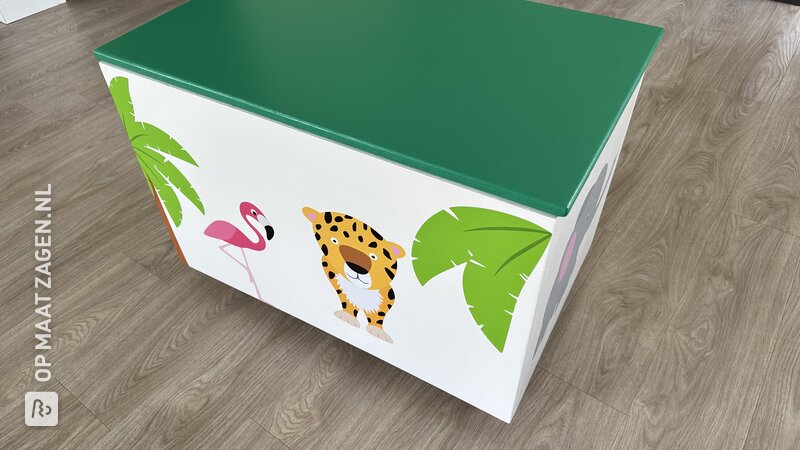 Houten speelgoedkist zelfgemaakt, door Pieter