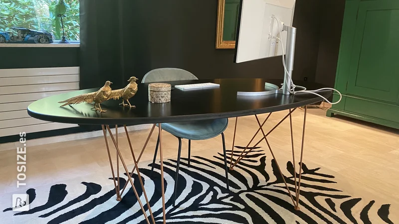 Haz tu propio escritorio y / o mesa ovalada con base de color cobre, de Jamie