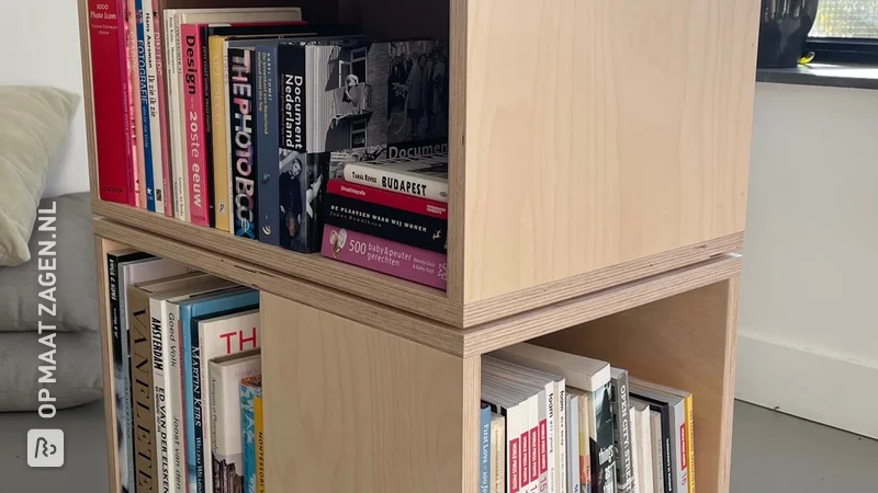 Eigen ontwerp boekenkastjes op wielen van multiplex, door Herman