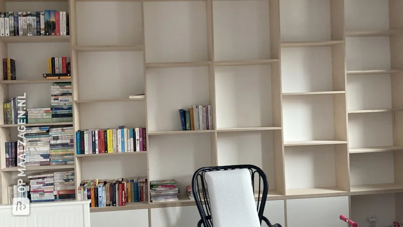 Een prachtige boekenkast op maat van multiplex, door Winny