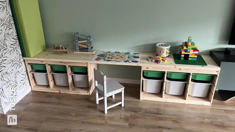Ein wunderschöner Kinderspieltisch und Stauraum mit einer maßgefertigten Tischlerplatte aus Kiefernholz von Britt