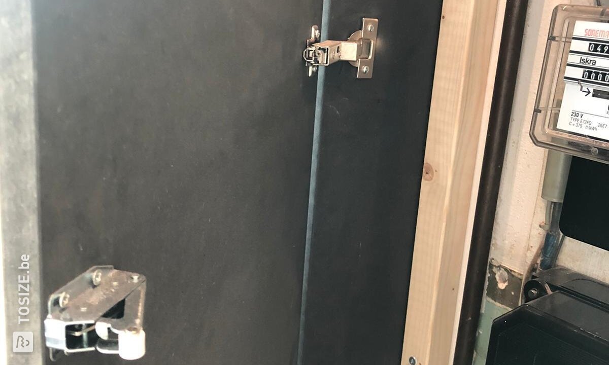 Doe het zelf: meterkast ombouw van MDF zwart V313, door Marvin