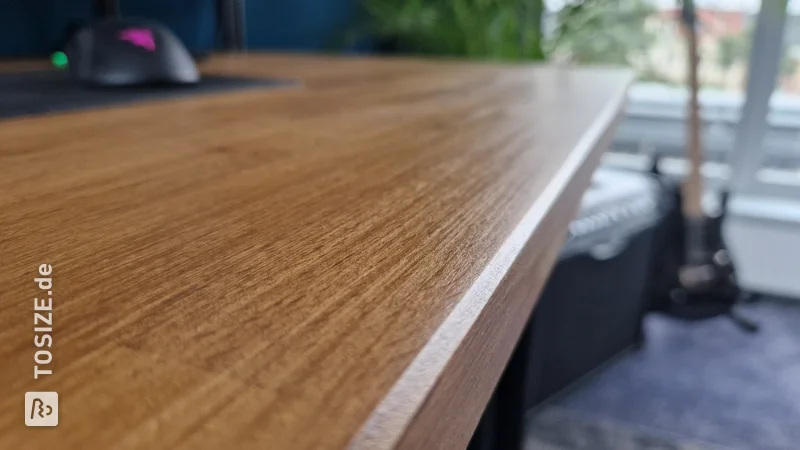 Ein robustes Monitorregal aus Buchenholz für das Heimbüro von Martijn