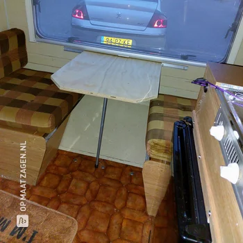 Underlayment tafeltje voor in de caravan, door Berteld