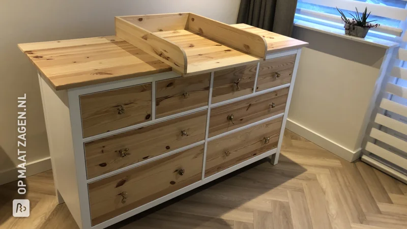 A custom-made leaf enlarger for a chest of drawers, by Serginho