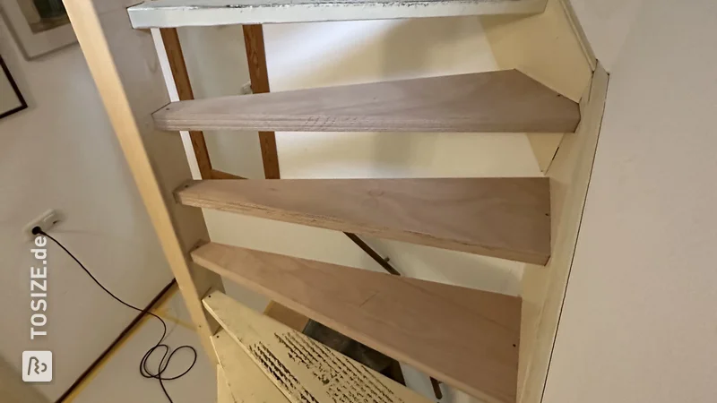 Renovierung von Treppenstufen mit individuell gesägtem Okoume-Sperrholz von Wout