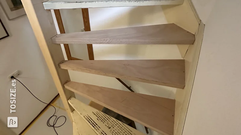 Renovación de peldaños de escalera con okoume de contrachapado aserrado a medida, de Wout