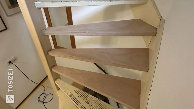 Rénovation de marches d'escalier avec du contreplaqué okoumé scié sur mesure, par Wout